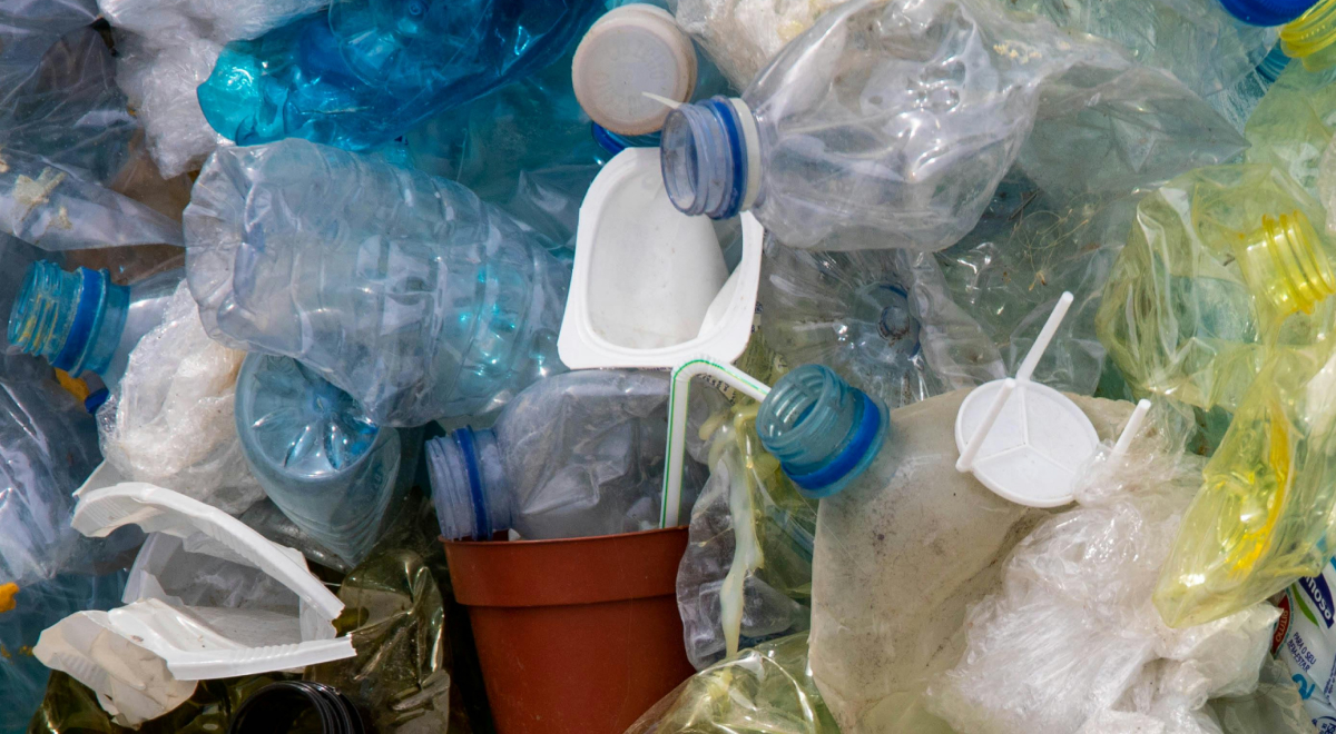 La industria española alcanza una tasa de reciclado de plásticos del 52% y acelera para cumplir con el Real Decreto de Envases