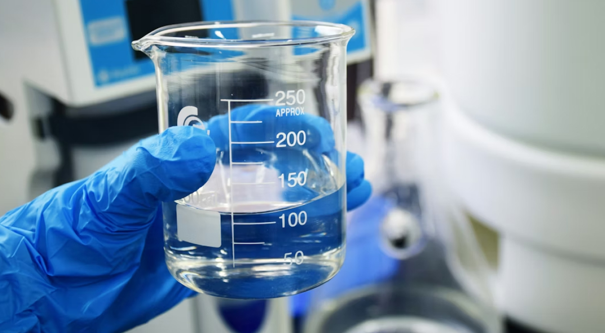 El sector químico español proyecta una inversión de 10.000 millones de euros hasta 2030 para liderar la producción de polímeros circulares y materiales avanzados